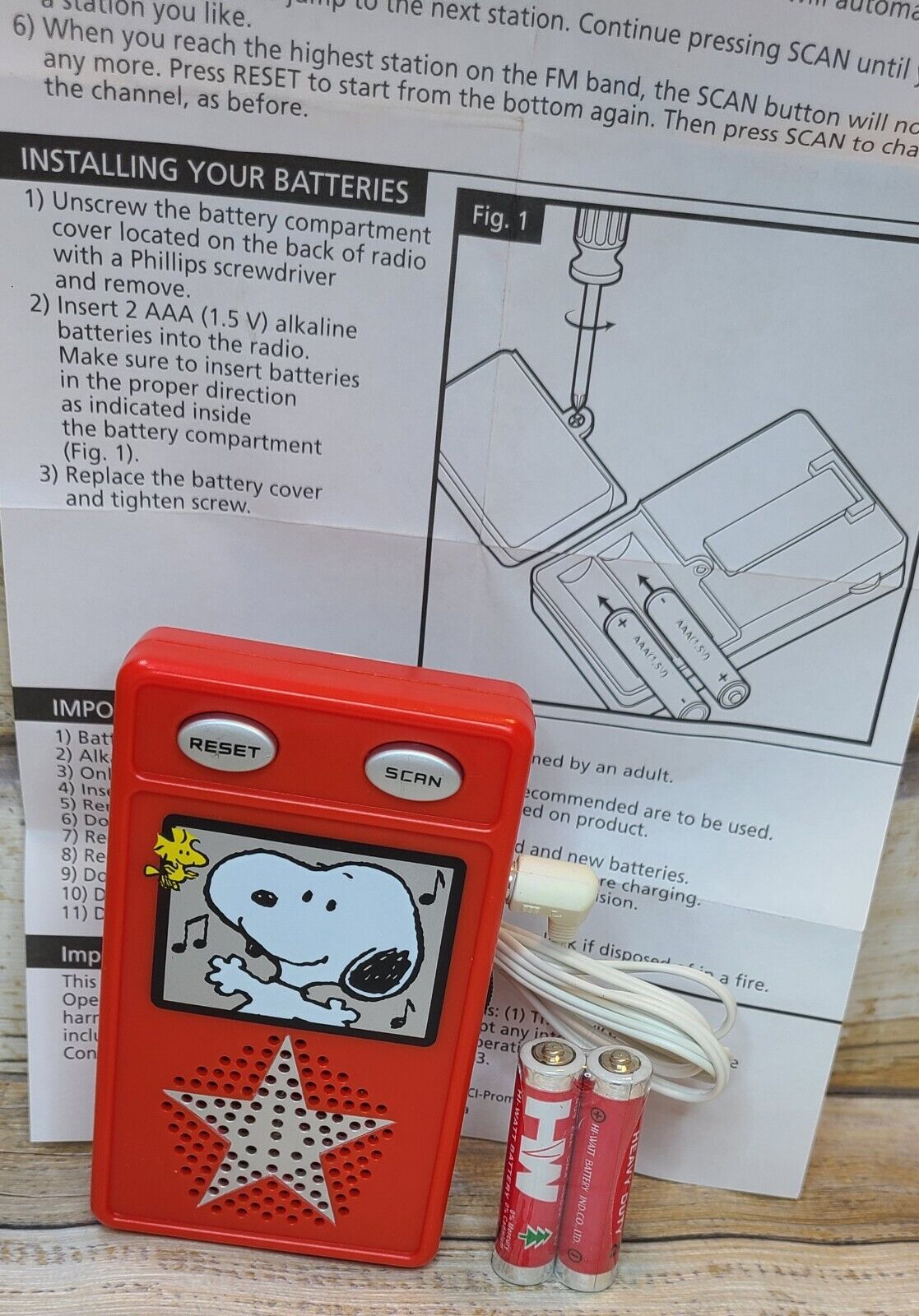 2006 Macy's Peanuts Snoopy & Woodstock Portable Scanning Radio & Earbuds